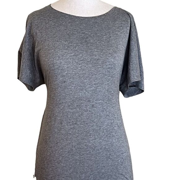 Grey t-shirt. ✔️ out the back! - Picture 2 of 4